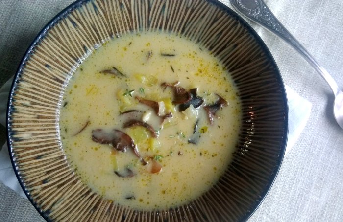 Česnekovo-houbová polévka-2